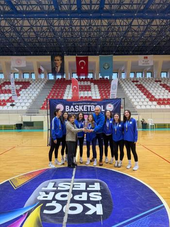 Üniversitemiz Kadın Basketbol Takımı Kupayla Döndü